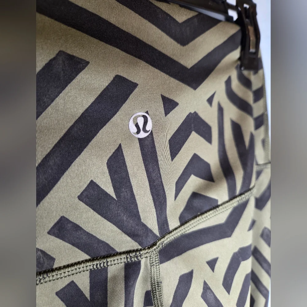 Lululemon Wunder Under Pant Luxtreme (Roll Down) in Chevron Green/Black